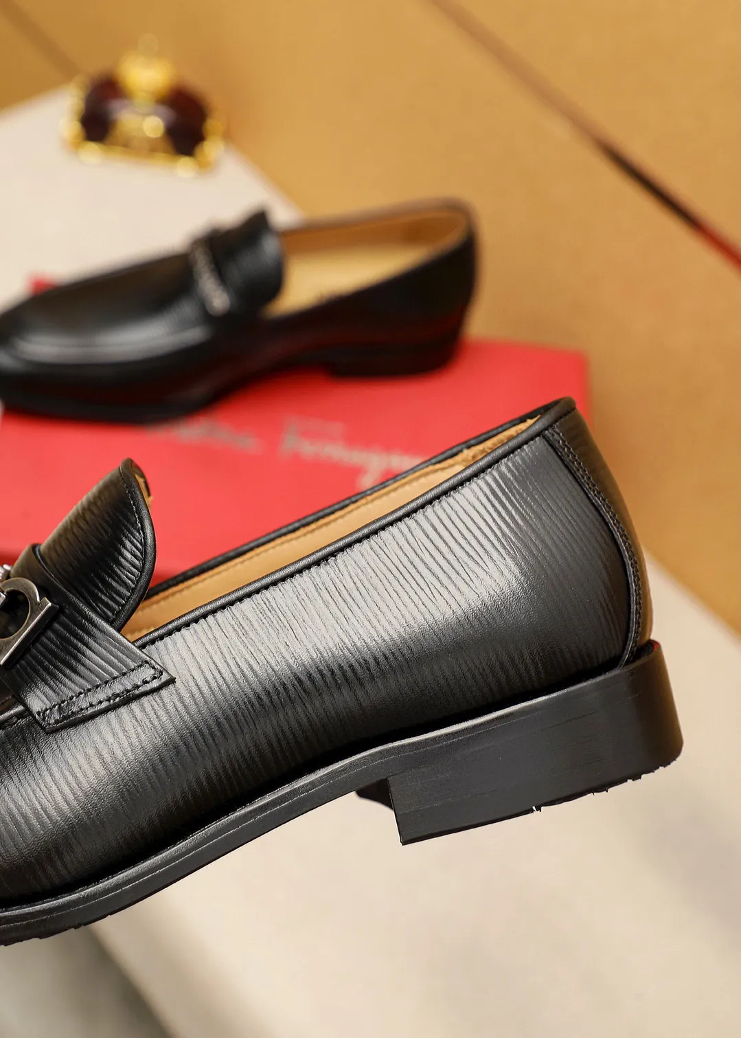 Men's shoes 💰460 💐 Product trademark: Ferragamo "Ferragamo" casual leather shoes Regular size: 38-44 (45.46🉑️customized) Product materials: Selected imported first-layer open-edge beaded cowhide floral upper + luxury hardware buckle, imported water-dyed cowhide leather lining. Strong three-dimensional visual effect, original outsole color: 2⃣️seed leather materials optional